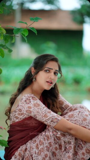 Vaishali Raj Instagram - Innalila tanostadani chudalata prathi daarini 🙇🏻‍♀️💗….
.
.
Hair : @vicky_hairstylist_official 🫶🏻

#murari #vibe #trending #reels #vaishaliraj #maheshbabu #fan #moment #mahesh #mahi