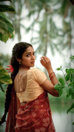 Vaishali Raj Instagram - Minnula vidina #sitara 🌹…
.
.
.
.
Hair @vicky_hairstylist_official 

#oldsongs #jilibilipalukulasong #ilayaraja #balasubramaniam #spb #reelsinstagram #trending #saree #love #red #telugusongs #vintage #spbhits #bhanupriya #naturephotography #myna #tara #vaishaliraj