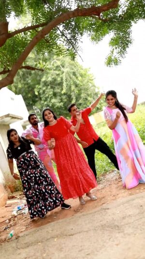 Vaishali Thaniga Instagram - Makkamishi 💃🏻💃🏻 with Mr & Mrs chinnathirai family for upcoming “ garden round “ only on @vijaytelevision @sathya.dev 
@puvi_arasu_official 
@mohana_priya_t 
@anjali_manasvi