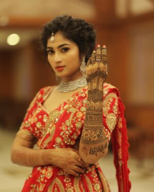 Vaishnavi Arulmozhi Instagram - ❤️

Outfit: @mokshaa_chennai 
Jewellery: @new_ideas_fashions 
Makeup: @rifas_makeup 
Hairstyle: @abirami.bl 
Mehendi: @mathi_henna_art 
Nails: @n_nailart_studio 
📸: @viki_pixer 

#vaishnavi #vaishnaviarulmozhi