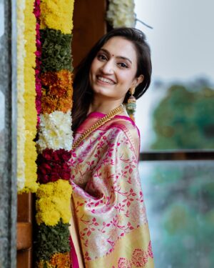 Vaishnavi Gowda Instagram - ವರಮಹಾಲಕ್ಷ್ಮೀ ಹಬ್ಬದ ಹಾರ್ದಿಕ ಶುಭಾಶಯಗಳು 🙏🏻✨

📸 - @pkstudiophotography 
Outfit - @shimmer_designer_studio
Jewellery- @rent_abharan