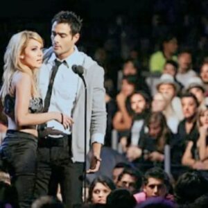 Valeria Gastaldi Instagram - #tbt 2007 MTV Awards.  Presentando junto a @valeriagastaldi a @kudaiofficial @divisionoficial y @jesseyjoy en el @palaciodelosdeportesmx  Recuerdo haber hecho red carpet. Estaba con  @reginacinta y casualmente cotorreamos con nada más y nada menos que Mr. Robert Smith @thecure  Lo demás fue disfrutar con tutto y con tutti! Full Rock and Roll. ✨✨✨✨✨✨✨✨✨✨✨✨✨