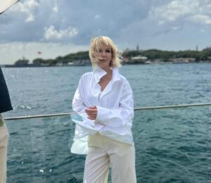 Valeriya Instagram - Это лето я совсем не заметила—много работала ( концерты, большая студийная работа) бесконечно куда-то перелетала. Но и немного отдохнуть, побыть с семьёй тоже получилось.  Запомню его ярким и очень продуктивным. ☀️☀️☀️❤️❤️❤️ #летовернись