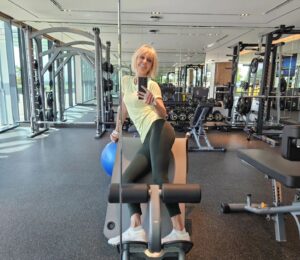 Valeriya Instagram - Это лето я совсем не заметила—много работала ( концерты, большая студийная работа) бесконечно куда-то перелетала. Но и немного отдохнуть, побыть с семьёй тоже получилось.  Запомню его ярким и очень продуктивным. ☀️☀️☀️❤️❤️❤️ #летовернись
