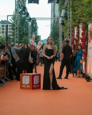 Vanesa Romero Instagram - Gracias al @festval_oficial por acogerme un año más con tanto cariño❤️🙏. Un lujo poder entregar premio junto a mi querida @leonorlavado a la serie #Rapa de @movistarplus y coincidir con tantos compañeros de profesión.
Y ademas, pudimos enseñar a todos el tráiler de nuestra película #hotelbitcoinlapelicula que se estrenará el próximo 13 de Septiembre en cines 🍿🎬.
Estilismo @mardy_nogales 
👗 @michaelcostellomadrid 
 💍 @messika 
👠 @magritshoes 
💄 @rebecatfigueroa 
@lacanicafilms @idolofilms @juan_vidal_fernandez @palomatejero @piamanagement @olivia_beyondthetalent