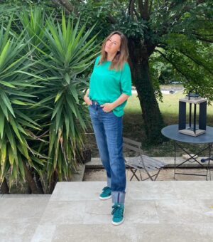 Vanessa Demouy Instagram - mettre de la couleur dans sa vie … toujours ❤️💚🩷… et vous ? vous aimez les couleurs ?
#couleur #joie #gaité #oser merci @veronikaloubry @one1tee @letempsdescerisesjeans 💜💚🩷❤️💙💛🧡🩵