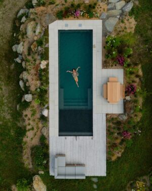 Vanessa Pilon Instagram - flotter doucement 
hors du temps
se savoir soutenue
accueillir les vagues une à une 
et,
d’ici à ce que « faire » redevienne possible,
apprendre à conjuguer « être »
tout simplement. 
🌼

Photos: @guillaume.stamand