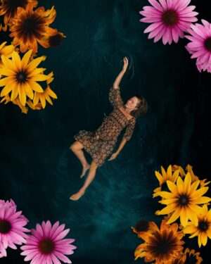 Vanessa Pilon Instagram - flotter doucement 
hors du temps
se savoir soutenue
accueillir les vagues une à une 
et,
d’ici à ce que « faire » redevienne possible,
apprendre à conjuguer « être »
tout simplement. 
🌼

Photos: @guillaume.stamand