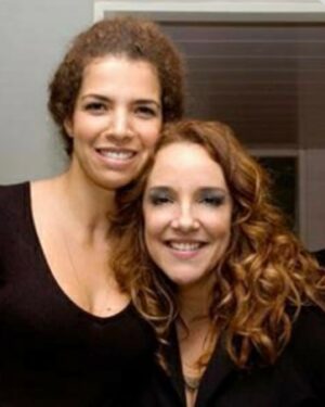 Vanessa da Mata Instagram - Minha amiga irmã. Quanta felicidade ter você por perto sempre. Te desejo todo o amor dessa vida, cuidado, proteção, saúde demais, bons amigos ao seu redor, um mundo para visitar e um público enorme que se divirta e abrace sua arte! Você é rara. Amiga de todas as horas, risadas para todos os bons assuntos que inventamos e temos. Aproveite seu aniversário e continue aproveitando! @sigaanacarolina