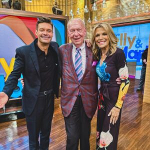 Vanna White Instagram - Always great being back in NY🗽 Be sure to tune in to the premiere TONIGHT!