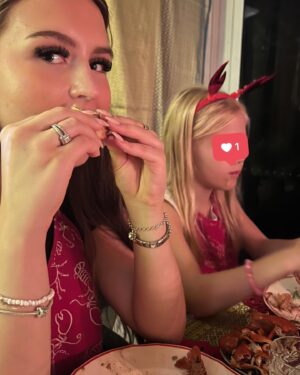 Vappu Pimiä Instagram - Eilen vietettiin perinteiset Huuhtasen perheen rapujuhlat Kuopiossa.🦞🦞🦞 
Tytöt olivat vastuussa ohjelmasta ja he järjestivätkin upeat Rapujuhla Olympialaiset, joissa lajeina oli mm. keski-aikaan keskittynyt tietovisa sekä kynän ja tulitikun heitto. Erkki Metsola vei voiton ja palkintona hän sai osallistua tyttöjen suunnittelemaan päätös tanssinumeroon😍🔥⭐️🕺
#rapujuhlat #crayfishparty #perhejuhla