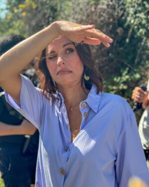 Vera Kolodzig Instagram - Ontem emocionei-me a ver o Missão 100% Português na @rtppt . Fui muito feliz a gravar este programa - aprendi muito não só sobre o país mas sobre mim também. No episódio de ontem passei por uma das situações que mais me tocou ao longo destas 4 (ou serão 5? 🤔) temporadas: fui visitar um lar de idosos em Castro Laboreiro. Deparei-me com a dor da velhice, com a sensação da espera por nada, com as limitações de corpos cansados e de cabeças que não acompanham. Deparei-me com a minha própria vida que segue em frente sem me lembrar das pessoas que estão nessa situação. Admirei-me com as pessoas que dedicam a sua vida a esta causa, que se entregam para proporcionar uma vida mais preenchida a estes idosos. Deparei-me com a dor da solidão e a necessidade de comunidades e redes de apoio, não só para os mais velhos mas para qualquer pessoa que viva só. Deparei-me com a falta de recursos financeiros para criar espaços mais apelativos e contratar pessoas. 
Tenho muito orgulho em apresentar este programa! Não só pelo carácter didático, por fomentar o orgulho que devemos ter no nosso país, mas também por trazer consciência a certas causas (como a falta de artesãos para prosseguir com tradições ou neste caso a falta de apoios a pequenas comunidades rurais). Ontem foi um episódio com muita emoção: desde um salto de fé no meio do Gerês até ao amassar do pão num antigo forno comunitário, passando por momentos de pura amizade e cumplicidade com o meu querido @joaopaulorodrigues.oficial . Espero que vocês sejam tão felizes a ver este programa como eu sou feliz a gravá-lo. ❤️
.
.
.
@missaoportugues @rtpplay 
#missao100portugues #castrolaboreiro #geres #joaopaulorodrigues #rtp #rtpplay #portugal #altominho