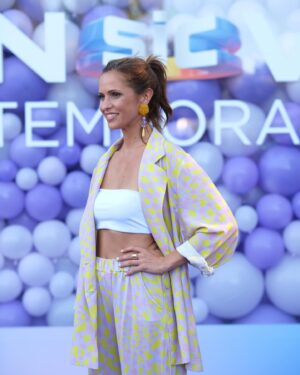 Vera Kolodzig Instagram - Esta semana fui descobrir todas as novidades da nova temporada @sicoficial , da qual tenho muito orgulho de fazer parte, com mais uma temporada d’O Clube e do podcast @_kologica_ na @sicmulher . 
.
.
.
Roupa: @novarbebe 
Sapatos: @aldo_shoes 
Jóias: @manzonivera 
Make-up: @sayonara.makeup 
Cabelos: @carla_mariaramoz
Fotos: @ruivalido