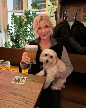 Veronica Ferres Instagram - Drehschluss Woche 4! 🤝🏻 Noch weitere 5 Wochen. ☺️🎥