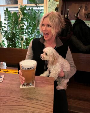 Veronica Ferres Instagram - Drehschluss Woche 4! 🤝🏻 Noch weitere 5 Wochen. ☺️🎥