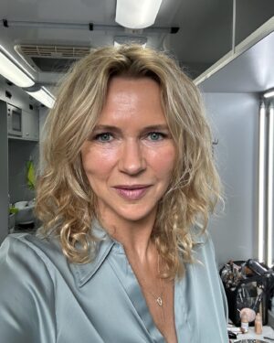 Veronica Ferres Instagram - Die dritte Drehwoche hat begonnen! 🎬 

Ein großartiger 2-Teiler mit fantastischen Besetzung und einer fantastischen Regisseurin entsteht hier gerade. ☺️

Mehr darf ich noch nicht verraten, aber bleibt gespannt! 😍🤫 @warnerbrothers @RTL