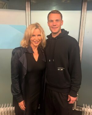 Veronica Ferres Instagram - Danke @manuelneuer für über 15 Jahre und 124 tolle Spiele für Deutschland! 🇩🇪 Ich habe mich sehr gefreut, dich am Wochenende getroffen zu haben und wünsche dir weiterhin alles gute und eine tolle Saison mit dem @fcbayern. ⚽️“
