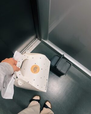 Veronica Verho Instagram - Sain kutsun elämäni ensimmäisiin rapujuhliin (rakastin) ja lauloin ääneni käheäksi Pmmp:n keikalla. Hain naapurista pullaa ja sain matkaani äääärst hyvän leivän. Löysin myös upean penkin missä nauhoitteli Verhon takaa -podcastiin uuden jakson ja otin tuijotuskisan Tepon kanssa. Kaiken kaikkiaan upea viikko. 🥹