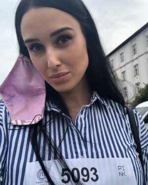 Veronika Danišová Instagram - Pamatujete? Takhle to vše začalo - před téměř čtyřmi lety ( 27.8.2020) se začalo natáčet a přišla i má první zkušenost před kamerou. Když jsem stála na startu cesty v MasterChefovi, ani ve snu by mě nenapadlo, kam mě ta cesta zavede. Dnes, když se ohlédnu zpět, vidím nejen sebe samu na začátku, ale také všechny vás, kteří jste se mnou od prvního dne. “Besky” se zrodila před vašima očima a společně jsme prošli neuvěřitelnou transformací. 

Poslední chvíle natáčení a po soutěži to pro mně nebylo snadné – každý den byl výzvou, zkouškou mých schopností, síly a odhodlání. Ale právě díky těmto okamžikům, díky MasterChefovi, jsem objevila novou Besky a našla směr, o kterém jsem ani netušila, že existuje. 

Tahle soutěž mi otevřela dveře do světa, o kterém jsem kdysi mohla jen snít. A za to budu navždy vděčná. Dnes, když se ohlížím zpět na tyto fotky, cítím hlubokou vděčnost. Nejen za příležitosti, které mi MasterChef přinesl, ale také za vás, mou neuvěřitelnou komunitu, která mě podporovala na každém kroku. Vaše podpora a víra ve mě mě pohání stále dál, ať už jsem kdekoliv na této cestě.

Moje práce na sobě nikdy nekončí a já se nemůžu dočkat, co přinesou další výzvy. Ale ať už se stane cokoliv, vždycky si ponesu v srdci vzpomínky na tyto začátky, na první krok, který jsme udělali společně. Děkuji vám za to, že jste tady se mnou, a že můžeme pokračovat v této úžasné jízdě. 
❤️ #nebesky #thankful