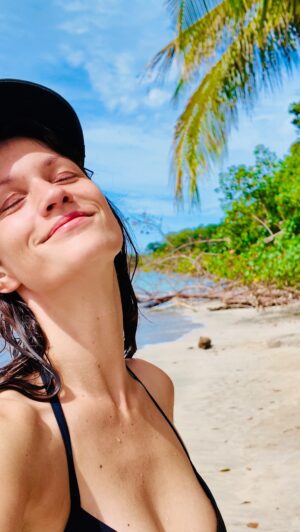 Veronika Macková Instagram - Solo travel cesta za divokou přírodou, zvířaty a záchrannými projekty byla obohacující😍 Rozmanitá příroda na každém kroku. Ocitla jsem ve zvířecím ráji💞Kéž by těch rájů bylo po světě víc. 🙏❤️
🙏Díky, Střední Ameriko, žes mi poslala duhu vždy, když jsem potřebovala a žes mě navrátila v pořádku domů. 
A všem solo cestovatelům fandím! Chce to odvahu a sílu nést si v sobě jistotu a bezpečí ❤️ 
⚠️Reels warning: tů mač enymls 🩵 
Někteří si možná neuvědomují, že s nimi žijeme nebo že taky díky nim žijeme. A my lidi jsme v přesilovce. Tak bychom si ten zbytek zvířátek, co nám tady zůstal měli chránit. ❤️