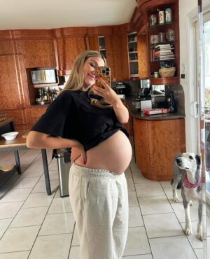 Victoria Charlton Instagram - 36 semaines 💖
Un peu de bordel, du repos, de l’inconfort, de la hâte mais toujours beaucoup d’amour 🥰
On est IMPATIENTS d’accueillir bébé C. 🤱🏼
(Oui, Bob pleure à cause de la nouvelle boîte à musique qu’il a acheté pour le bébé😂❤️)