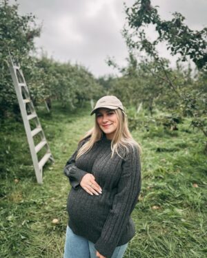 Victoria Charlton Instagram - Une journée aux pommes en famille 🍎🩶
(35 semaines de bedaine!)