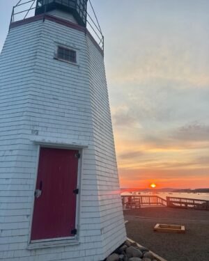 Victoria Charlton Instagram - Ayant vécu au NB quand j’étais toute petite et ayant passé plusieurs étés ici quand j’étais enfant, cette province a toujours eu une place spéciale dans mon cœur 😇
Je rêvais donc d’y amener @boblechef pour lui faire découvrir mes endroits coups de cœur ❤️ je savais qu’il allait tomber en amour avec les Maritimes 🙂 hâte de revenir en famille l’an prochain! 👶🏼
Après un séjour à St.Andrews et à Bouctouche, nous nous dirigeons maintenant à l’Île du Prince-Edouard ✨
PS: ces vacances sont pour nous, bien sûr, mais encore plus pour Nanette🙊 nos dernières vacances à trois ! Et elle est TRÈS gâtée 🫶🏻
Un merci spécial à Gilles, Dominique et Christine, les amis de très longue date à mon papa qui nous ont emmené à la pêche aux palourdes 🚤 on a vraiment pu vivre l’expérience acadienne à fond 🥳