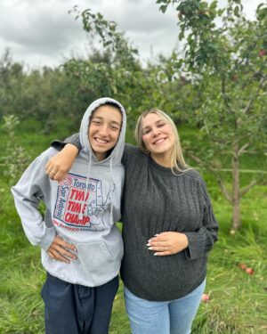 Victoria Charlton Instagram - Une journée aux pommes en famille 🍎🩶
(35 semaines de bedaine!)