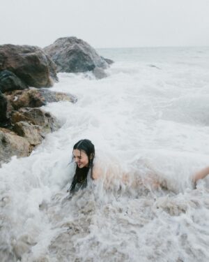 Victoria Justice Instagram - Expectations… VS. Reality 😆✨🌊
*stream Down if you don’t want to be devoured by the ocean like me 🙏🏼

📸: @danpopsd