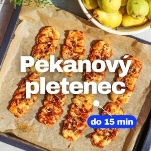 Viktorie Hrazdílková Instagram - Vyzkoušíš? 😋🍁 

PEKANOVÝ PLETENEC 😋🧑‍🍳👩‍🍳 

🍁 1 listové těsto
🍁 hrst pekanových oříšků
🍁 1 vejce na potření
🍁 náplň: 60g třtinového cukru, 1 PL javorového sirupu, 1 PL rozpuštěného másla, 1 ČL vanilkového pudinku (prášek) 

Postup: Nejprve smíchej suroviny na náplň - cukr, javorový sirup (nebo med), rozpuštěné máslo a vanilkový pudink a vytvoř hutnou "kašičku". Listové těsto rozkrájej na 8 částí. Do každé části dej trochu náplně a poté rozkrájej a zabal každou část dle videa. Jednotlivé pletence potři vajíčkem, posypej pekanovými oříšky, zakápni medem a dej péct do předem vyhřáté trouby na 200°C/12 min 🍁🤗❤️. 

Baví tě mé recepty?👩‍🍳 Podpoř mou tvorbu ❤, sdílením a milým komentem 🥰. 

Chceš mít mé rychlé recepty přehledně a pohromadě 👉 podpoř mou tvorbu a objednej si mou NOVOU kuchařku jen za 169 Kč na webu 𝗳𝗶𝘁𝘃𝗶𝗸𝗶.𝗰𝘇 👩‍🍳📖😋 

Chceš začít cvičit doma efektivně s viditelnými výsledky? Mrkni na web 𝗳𝗶𝘁𝘃𝗶𝗸𝗶.𝗰𝘇 a začni se mnou cvičit podle VIP členství - nyní jen za 199Kč / měsíc 💪❤️. 

Nutriční hodnoty 1ks (1/6):
B: 2,4g
S: 21,4g
T: 10,9g
193 kcal 

#pekanovypletenec #pletenec #dessert #dezert #sladke #mapplesirup #cinnamonroll #skoricoverolky #skoricovesneky #snack #honey #podzim #autumn #dnespecu #jidlo #dnesjim #dnesjem #pekanoveorisky #rychlerecepty #czechfitnessgirl #recepty #czechgirl #jedlo #jidlo #toprecepty #foodblogger #foodlover #inspirace #motivace #recept