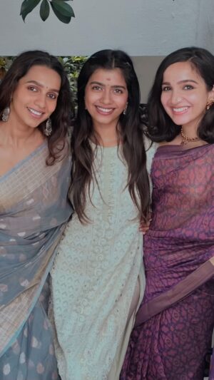 Vinsu Rachel Sam Instagram - Don’t be surprised if you find us being completely normal one minute and absolutely nuts the next.

It’s just us 🤷🏻‍♀️

#menmybeetches ❤️ #loveinlanka