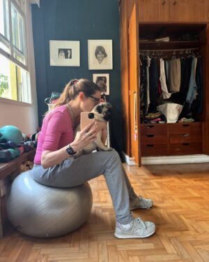 Virginia Cavendish Instagram - Eu e minha piabinha, q tá no cio. 
🌷🌷🌷🌷🌷
Bom sábado 

#sabadou 
#pug 
#amor
#virginiacavendish