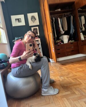 Virginia Cavendish Instagram - Eu e minha piabinha, q tá no cio. 
🌷🌷🌷🌷🌷
Bom sábado 

#sabadou 
#pug 
#amor
#virginiacavendish
