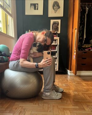 Virginia Cavendish Instagram - Eu e minha piabinha, q tá no cio. 
🌷🌷🌷🌷🌷
Bom sábado 

#sabadou 
#pug 
#amor
#virginiacavendish