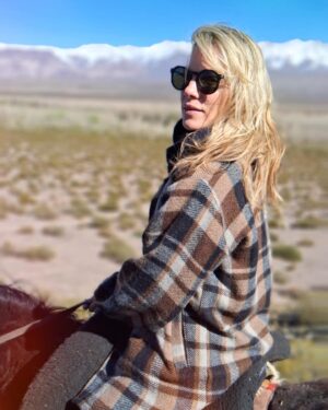 Virginia Da Cunha Instagram - The Gemini Weekend ♊️🏹

Un fin de semana poblado de energías geminianas donde me divertí pasando del silencio absoluto en la naturaleza y la ropa suelta sobre un caballo a ponerme un traje de seda y subirme a un escenario en las luces de la ciudad. 
Y así elijo construir mi Vida.. si bien cada vez necesito más tiempo en la naturaleza, disfruto cambiar de ambientes para mantenerme flexible y abierta. Porque nunca resoné con eso de que por ser una cosa, no puedo ser otra.  Siento que va en contra de lo natural y de mi esencia.
Superficie y profundidad son partes de la Vida. Y poder integrarlos me da alegría, me alimenta mi niña interior. Esa capacidad de jugar y Ser sin límites de aprender y crear es mi libertad, mi éxito, mi abundancia y mi paz.
En cualquier viaje que emprenda, es lo primero que pongo en mi valija.
Mañana vuelo a Baires y eso ya lo guardé, me voy a preparar el resto de las cositas! Besoss