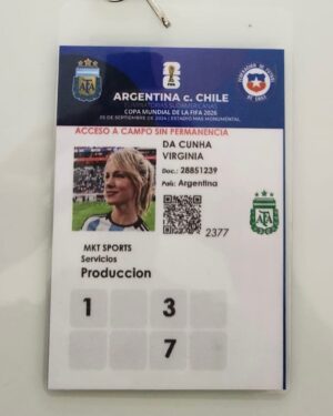 Virginia Da Cunha Instagram - SEMANA de EMOCIONES MONUMENTALES ⚽️🎼❤️

Escribo acostada sobre el pasto en Mendoza, sonriendo por todo lo vivido esta semana. Pff cuantas emociones! me ha costado dormir de lo intenso que fue. O sea.. me reencontré con mi primer amor después de 20 años, canté canciones de mi primera banda en el streaming más visto del pais (el primer tema tenia la garganta cerrada de nervios, perdón por eso) , y asistí al Monumental para dar inicio a un nuevo trabajo que relaciona mis dos grandes pasiones.. el deporte y la música. 
Como si eso fuera poco me reencontré tambien con Abel Pintos, me vi un partidazo con 3 goles y salí en la tele 😂. 
Gracias @dazzlerhotel por hospedarme en la mejor ubicación de la ciudad. 
Gracias @dra.fernandaguardia por la magia que hiciste con mi piel! 
Intentaré una siestita ahora que no hay martillos que interfieran. Feliz Finde! 😘