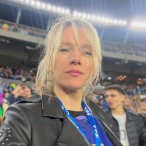 Virginia Da Cunha Instagram - SEMANA de EMOCIONES MONUMENTALES ⚽️🎼❤️

Escribo acostada sobre el pasto en Mendoza, sonriendo por todo lo vivido esta semana. Pff cuantas emociones! me ha costado dormir de lo intenso que fue. O sea.. me reencontré con mi primer amor después de 20 años, canté canciones de mi primera banda en el streaming más visto del pais (el primer tema tenia la garganta cerrada de nervios, perdón por eso) , y asistí al Monumental para dar inicio a un nuevo trabajo que relaciona mis dos grandes pasiones.. el deporte y la música. 
Como si eso fuera poco me reencontré tambien con Abel Pintos, me vi un partidazo con 3 goles y salí en la tele 😂. 
Gracias @dazzlerhotel por hospedarme en la mejor ubicación de la ciudad. 
Gracias @dra.fernandaguardia por la magia que hiciste con mi piel! 
Intentaré una siestita ahora que no hay martillos que interfieran. Feliz Finde! 😘