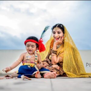 Vishnu Priya Instagram - శ్రీ కృష్ణాష్టమి శుభాకాంక్షలు 💐 🦚 
.
.
.
#throwbackpictures #krishnashtami #mother #son #blessed #thankyou #photoshoot #photographer #photogram #photographers #instagram #instalove #instadaily #instamood #instafashion #thankyou❤️ #loveyouall
