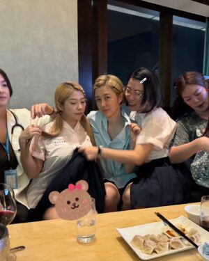 Vivi Lee Instagram - 長大後才知道當學生時的無憂無慮是什麼😌

#happypeoplehappylife #crazybit❤️ches
