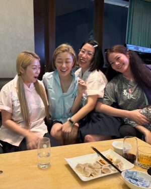Vivi Lee Instagram - 長大後才知道當學生時的無憂無慮是什麼😌

#happypeoplehappylife #crazybit❤️ches