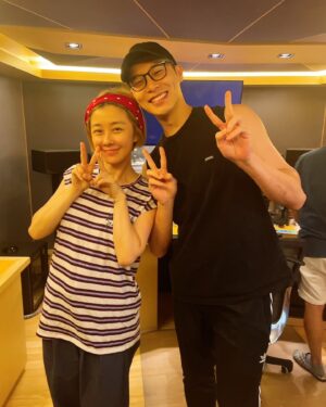 Vivi Lee Instagram - 其實..一直有在拍戲啦😌只是都還沒有播😆
今天遇到能屈能伸的偉恩宋（可以馬上變超瘦又馬上變超壯的可怕倫類😎）
還有能萌能酷的常祚導演🥸
10分鐘收工😀

#拍戲人蔘 #血拾人生