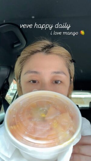Vivi Lee Instagram - 店家的告示上寫著：芒果季即將結束～所以必須快點吃😌
（這兩個禮拜已經吃3次了但還沒結束🤣）

#芒果雪花冰加煉乳 #一定要加煉乳就算店員說會很甜噢 #李肥肥到處吃