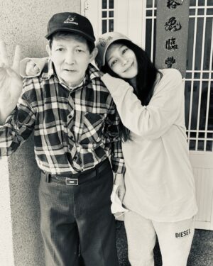 Vivian Hsu Instagram - R.I.P 🖤

三舅 一路好走

人生的必經過程
隨著年齡的增長 幾次的離別 
外婆、姨婆、老爹、烏鴉桑

雖然讓我慢慢地學會釋懷 理解 看開
但還是會很，捨不得⋯

日本語バージョンはビビアン・スー公式X（旧Twitter）【VivianHsu Official】をご覧ください。
公式LINEアカウント【@vivianhsu】もよろしくお願いします。