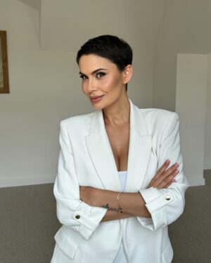 Vladimíra Erbová Instagram - …žena, která říká: nejsem na tebe naštvaná …. Je to stejné, když řekne zubař: nebojte, nebude to bolet …. 😂 krásný den přeji….. @alinavagner.mua #milujuvtipy #🖤