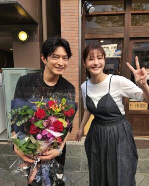 Wakana Matsumoto Instagram - 西園寺さんは家事をしない
全11話の放送が終わりました。

あの世界観の中で私が西園寺さんとして生きれたのはスタッフ、キャスト、原作者のひうら先生、ご視聴いただいたみなさんにいつも背中を押していただいていたからです。
その力をお借りして走り抜ぬいた３ヶ月間、みなさんと共に過ごしたかけがえのない時間は私の俳優人生の中でも色濃く残る日々となりました。

"名前なんていらない新しい形の3人"
西園寺さんも楠見くんもルカちゃんもそれでいいんです。
それがいいんです。

家族ってなに？
幸せってなに？
普通とはなに？

既存の形にとらわれず様々な異なる背景や考えを持つ人たちが、お互いを尊重し合い新たな視点や価値感を受け入れる寛容さが大切なのだと西園寺さんが教えてくれました。

私の大好きな西園寺さん、みなさんの心に少しでも何かを残せたのならそれほど嬉しいことはありません。

一緒に全11話を迎えてくださった全ての方々へ心から感謝の気持ちをお伝えさせてください。
本当にありがとうございました。

それでは、気負い過ぎずバババっといきましょうー！！！