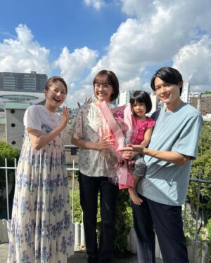 Wakana Matsumoto Instagram - 西園寺さんは家事をしない
全11話の放送が終わりました。

あの世界観の中で私が西園寺さんとして生きれたのはスタッフ、キャスト、原作者のひうら先生、ご視聴いただいたみなさんにいつも背中を押していただいていたからです。
その力をお借りして走り抜ぬいた３ヶ月間、みなさんと共に過ごしたかけがえのない時間は私の俳優人生の中でも色濃く残る日々となりました。

"名前なんていらない新しい形の3人"
西園寺さんも楠見くんもルカちゃんもそれでいいんです。
それがいいんです。

家族ってなに？
幸せってなに？
普通とはなに？

既存の形にとらわれず様々な異なる背景や考えを持つ人たちが、お互いを尊重し合い新たな視点や価値感を受け入れる寛容さが大切なのだと西園寺さんが教えてくれました。

私の大好きな西園寺さん、みなさんの心に少しでも何かを残せたのならそれほど嬉しいことはありません。

一緒に全11話を迎えてくださった全ての方々へ心から感謝の気持ちをお伝えさせてください。
本当にありがとうございました。

それでは、気負い過ぎずバババっといきましょうー！！！