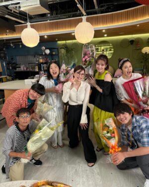 Wakana Matsumoto Instagram - 西園寺さんは家事をしない
全11話の放送が終わりました。

あの世界観の中で私が西園寺さんとして生きれたのはスタッフ、キャスト、原作者のひうら先生、ご視聴いただいたみなさんにいつも背中を押していただいていたからです。
その力をお借りして走り抜ぬいた３ヶ月間、みなさんと共に過ごしたかけがえのない時間は私の俳優人生の中でも色濃く残る日々となりました。

"名前なんていらない新しい形の3人"
西園寺さんも楠見くんもルカちゃんもそれでいいんです。
それがいいんです。

家族ってなに？
幸せってなに？
普通とはなに？

既存の形にとらわれず様々な異なる背景や考えを持つ人たちが、お互いを尊重し合い新たな視点や価値感を受け入れる寛容さが大切なのだと西園寺さんが教えてくれました。

私の大好きな西園寺さん、みなさんの心に少しでも何かを残せたのならそれほど嬉しいことはありません。

一緒に全11話を迎えてくださった全ての方々へ心から感謝の気持ちをお伝えさせてください。
本当にありがとうございました。

それでは、気負い過ぎずバババっといきましょうー！！！