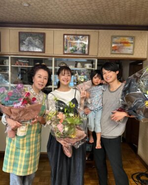 Wakana Matsumoto Instagram - .

.
西園寺さんは家事をしない
以前お約束した追加の写真とひうら先生が描いてくださった西園寺さんの絵をアップさせていただきます！

この投稿にも流れている主題歌🍓
BUMP OF CHICKENさん
「strawberry」
この楽曲の最初の一音が響いた瞬間、ドラマの世界観と超絶リンクしエンディングで大きな渦を巻き起こした魔法の曲でした。
素敵な楽曲を本当にありがとうございました！

そして、西園寺さんは家事をしないのDVDとBlu-rayBOXが発売されます！
TVer 1、2、3話、最終話配信中
U-NEXT 全話配信中
と、まだまだお楽しみいただけますので是非ご視聴ください🫶

では、改めまして本当にありがとうございました🥰