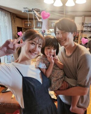 Wakana Matsumoto Instagram - .

.
西園寺さんは家事をしない
以前お約束した追加の写真とひうら先生が描いてくださった西園寺さんの絵をアップさせていただきます！

この投稿にも流れている主題歌🍓
BUMP OF CHICKENさん
「strawberry」
この楽曲の最初の一音が響いた瞬間、ドラマの世界観と超絶リンクしエンディングで大きな渦を巻き起こした魔法の曲でした。
素敵な楽曲を本当にありがとうございました！

そして、西園寺さんは家事をしないのDVDとBlu-rayBOXが発売されます！
TVer 1、2、3話、最終話配信中
U-NEXT 全話配信中
と、まだまだお楽しみいただけますので是非ご視聴ください🫶

では、改めまして本当にありがとうございました🥰