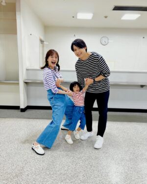 Wakana Matsumoto Instagram - 西園寺さんは家事をしない
全11話の放送が終わりました。

あの世界観の中で私が西園寺さんとして生きれたのはスタッフ、キャスト、原作者のひうら先生、ご視聴いただいたみなさんにいつも背中を押していただいていたからです。
その力をお借りして走り抜ぬいた３ヶ月間、みなさんと共に過ごしたかけがえのない時間は私の俳優人生の中でも色濃く残る日々となりました。

"名前なんていらない新しい形の3人"
西園寺さんも楠見くんもルカちゃんもそれでいいんです。
それがいいんです。

家族ってなに？
幸せってなに？
普通とはなに？

既存の形にとらわれず様々な異なる背景や考えを持つ人たちが、お互いを尊重し合い新たな視点や価値感を受け入れる寛容さが大切なのだと西園寺さんが教えてくれました。

私の大好きな西園寺さん、みなさんの心に少しでも何かを残せたのならそれほど嬉しいことはありません。

一緒に全11話を迎えてくださった全ての方々へ心から感謝の気持ちをお伝えさせてください。
本当にありがとうございました。

それでは、気負い過ぎずバババっといきましょうー！！！